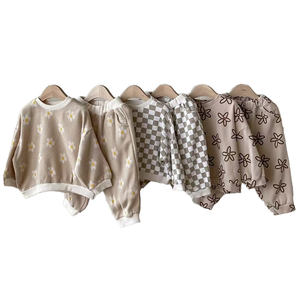 طقم ملابس أطفال كاجوال بأكمام طويلة من قطن الوافل بنقشة مطبوعة مخصصة لفصلي الربيع والخريف للبيع بالجملة - Product Image 1