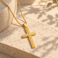 ARNAN Nouveau Design Collier Croix en Acier Inoxydable Vintage Baroque Texturé Pendentif Croix 3D Bijoux Tendance pour Femme Cadeaux d'Anniversaire