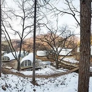 Casa de Campaña Tipo Glamping con Forma de Oruga, 2 Dormitorios, Estructura <span class=keywords><strong>Semipermanente</strong></span>, Resistente al Viento de 10-12 Niveles - Product Image 2