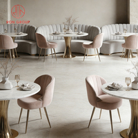Ensemble de mobilier moderne de luxe pour hôtel, restaurant commercial, tables en marbre, pieds en laiton, sièges en velours rose et gris, banquette, café