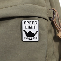 En stock, vente en gros : Pin's en émail métallique personnalisé, motif main Shaka et signal routier de limitation de vitesse, pour vêtements
