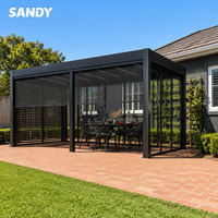 Pergola motorisée en aluminium avec toit à lames orientables, éclairage LED et portes vitrées pour terrasse extérieure