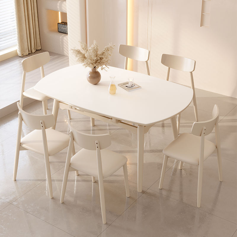 หนึ่งโต๊ะพร้อมเก้าอี้สี่ตัว