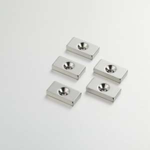 Imanes de neodimio con agujeros para tornillos Bloque cuadrado y base magnética redonda Agujeros avellanados planos - Product Image 6