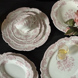 <span class=keywords><strong>Set</strong></span> di Tazze e <span class=keywords><strong>Piatti</strong></span> Vintage Europeo con Stampa Floreale <span class=keywords><strong>Rosa</strong></span> e Design in Smalto in Rilievo, <span class=keywords><strong>Set</strong></span> di <span class=keywords><strong>Piatti</strong></span> in Ceramica per Matrimoni ed Eventi - Product Image 2