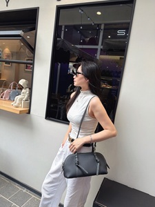 Sacs à main en cuir en gros, MOQ 100, sacs en cuir véritable, sourcing boutique française, logo personnalisé, sac bandoulière minimaliste - Product Image 1