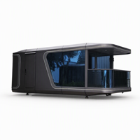 Cabine capsule préfabriquée avec vitrage panoramique incurvé et terrasse intégrée pour utilisation dans les jardins de complexes hôteliers