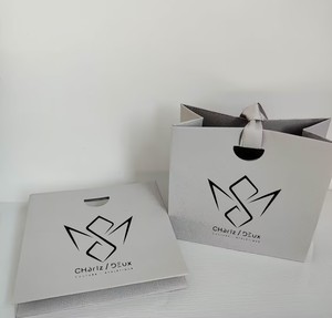 Sac cadeau en papier texturé gris de luxe personnalisé, logo en estampage à chaud noir, poignée en ruban satiné, sac de boutique pour bijoux et cosmétiques - Product Image 2