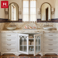 Meuble de salle de bain de luxe sur mesure Happy Houses avec double vasque en bois massif, meuble-lavabo en bois avec verre dépoli et plateau en marbre pour villa