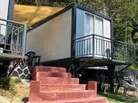Maison conteneur modulaire préfabriquée en panneaux sandwich à structure en acier, démontable, en kit plat, avec chambre et salle de bain