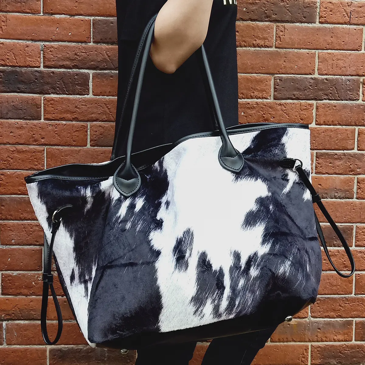 नया फैशन लेडीज़ हैंडबैग बैग गाय पैटर्न सॉफ्ट प्लश प्रिंटिंग पीयू हैंडल बड़ी क्षमता वाला पोर्टेबल शोल्डर बैग जिपर और हैस्प के साथ