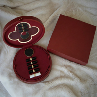 Boîte de rangement de maquillage ronde en velours bordeaux personnalisée avec fermoir métallique, étui pour rouge à lèvres, boîte cadeau, boîte de beauté de luxe en cuir