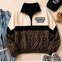 Veste coupe-vent personnalisée rétro avec logo 'P' et motif à carreaux avec empreintes de pattes, coupe ample et confortable, longue, avec fermeture éclair 1/4