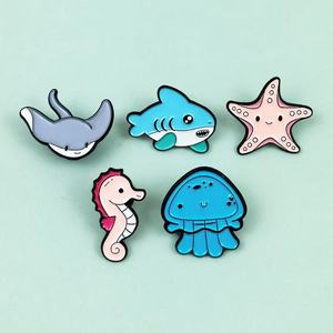 Spille in metallo all'ingrosso a tema cartoni animati, simpatiche spille smaltate con animali marini, adorabili spille a forma di delfino e medusa, distintivi souvenir con organismi marini - Product Image 3