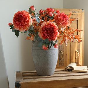 Hoa mẫu đơn giả lụa đỏ cổ điển, thân đơn, 55cm, 3 bông, kích thước lớn, dùng trang trí nội thất nhà cửa, phong cách hiện đại sang trọng - Product Image 2