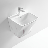 Ensemble WC moderne monobloc en céramique marbrée, à double chasse, avec siphon en P, à fixation murale ou au sol, et lavabo à débit lent