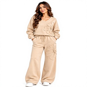Conjunto Deportivo 2 en 1 con Capucha y Apliques Florales Beige para Mujer, Cuello en V, Manga Larga, Corte Holgado, Informal, para Otoño, con Bolsillos Laterales y Elástico - Product Image 1