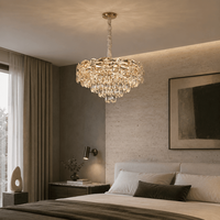 Collection de lustres floraux de luxe en cristal avec des feuilles en cristal sculptées, des accents floraux dorés et des pendentifs en forme de larme en cascade
