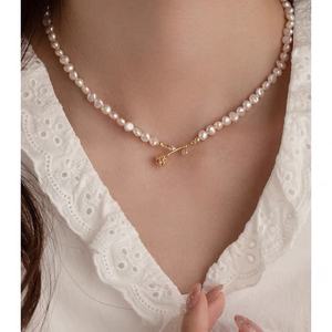 Collier en perles baroques roses françaises pour femmes, design de chaîne de clavicule irrégulière extrêmement fine, style unique et original - Product Image 1