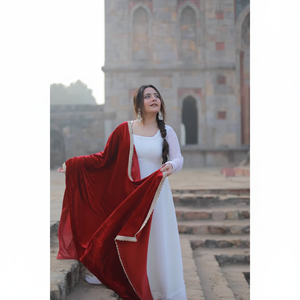 Elegante Traje Anarkali Blanco con Dupatta de Terciopelo, Ropa Étnica para Bodas, Fiestas y Celebraciones Festivas - Product Image 1