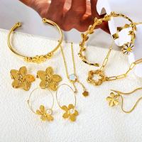 Ensemble de bijoux Flower Charm Kitty Snoopy en acier inoxydable pour femmes, boucles d'oreilles, collier, bracelet, design minimaliste doré