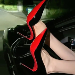 Chaussures à talons aiguilles pour femmes, noires, à bout pointu, à enfiler, avec découpe latérale, semelle rouge, grandes tailles, collection 2026 - Product Image 2