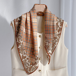 Foulard carré <span class=keywords><strong>en</strong></span> soie à chevrons pour femme avec imprimé Château de la Jungle, bords roulés à la main, design polyvalent et chaud - Product Image 5