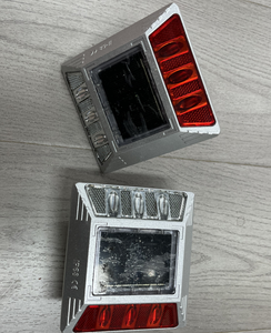 כביש בטיחות כביש ip68 עמיד למים תת קרקעי הוביל אלומיניום סולארית מופעל כביש - Product Image 5