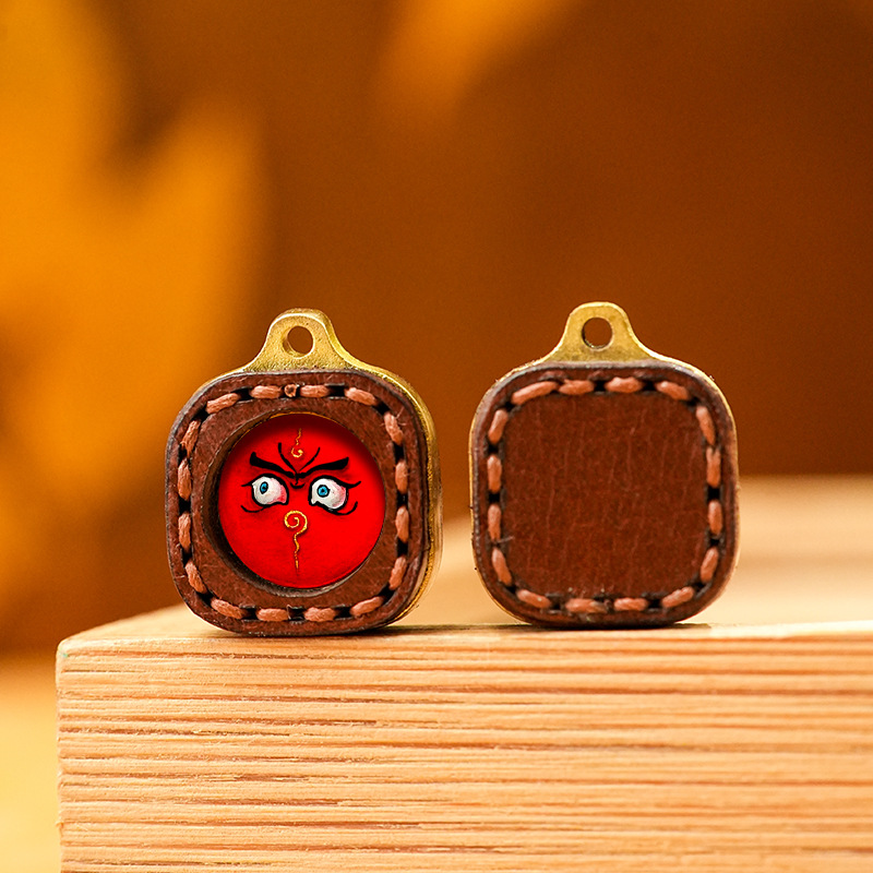 Oeil porte-bonheur rouge