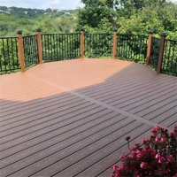Planche de terrasse en composite WPC de 18mm d'épaisseur Conception extérieure en relief 3D à grain de bois de noyer pour piscine extérieure Easy Click