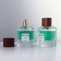 Flacon de parfum en verre vide de 100 ml avec design texturé côtelé, bouchon en bois et étiquette personnalisée, stock disponible en gros
