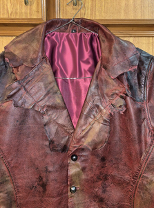 Chaqueta de Cuero Genuino Roja para Hombre, Cuello Camisero, Doble Botonadura, Manga Regular - Product Image 2