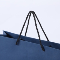 Sacs shopping en papier kraft brun de luxe avec logo personnalisé, vente en gros, sacs cadeaux recyclables pour boutiques, poignée en ruban, emballage OEM ODM