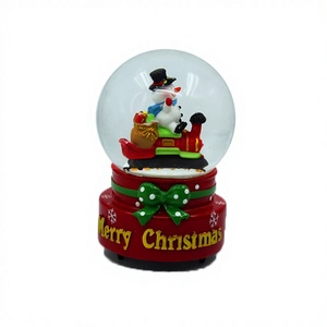 Décoration <span class=keywords><strong>de</strong></span> Noël personnalisée <span class=keywords><strong>en</strong></span> polyrésine rouge <span class=keywords><strong>en</strong></span> forme <span class=keywords><strong>de</strong></span> <span class=keywords><strong>boule</strong></span> <span class=keywords><strong>de</strong></span> <span class=keywords><strong>neige</strong></span> avec mélodie 10x10x15cm (taille <span class=keywords><strong>personnalisable</strong></span>) - Product Image 1