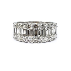 KING O KING Bague en or blanc 18 carats sur mesure avec diamants taille brillant 32x2.00CT certifiés IGI pour anniversaire majeur et évaluation - Product Image 1