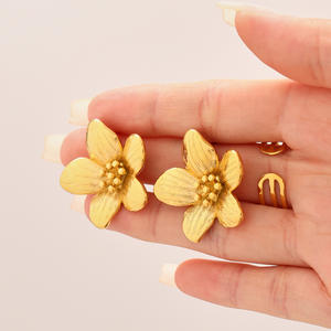 QX Boucles d'oreilles clous tendance et élégantes pour femme, en acier inoxydable 316L plaqué or 18 carats, motif fleur blanche, idéales pour les soirées - Product Image 3