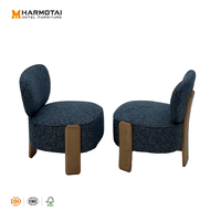 Fauteuil de détente moderne pour hôtel avec dossier ergonomique en tissu texturé bleu-gris et assise rembourrée pour salon ou hall d'entrée