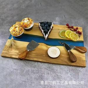 Tabla de Cortar de Madera de Olivo Hecha a Mano con Resina, para Alimentos Cocinados y Bocadillos, de Natural House - Product Image 3