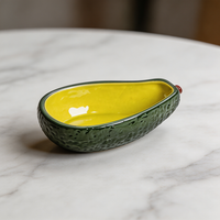 Creatieve geëmbosseerde avocado keramische snack schaal, uniek fruitvormig serveerschaaltje, decoratieve kleine dipschaal voor B2B maatwerk