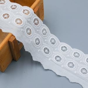 قماش دانتيل مطرز بالزهور بشرائط دانتيل وطبقة خياطة من القطن الأبيض لحرف الحرف اليدوية - Product Image 1