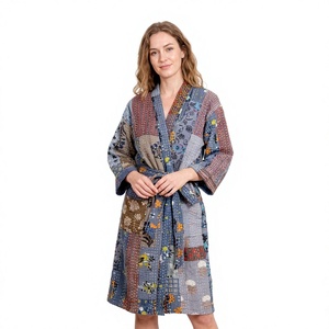 Robe de bain kimono décontractée d'été pour femmes, en coton 100% Kantha vintage, avec un design floral en patchwork noir cousu à la main, col en V et ceinture - Product Image 1