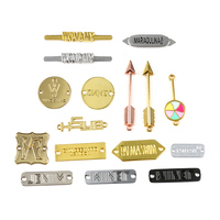 Étiquettes métalliques personnalisées OEM ODM de haute qualité pour sacs à main, étiquettes métalliques pour vêtements, rouleaux d'étiquettes écologiques, placage 3D en relief