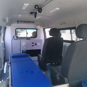 Une ambulance d'urgence de base utilisée par les hôpitaux pour transporter des patients avec des brancards et des sacs médicaux, une ambulance économique. - Product Image 4