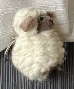 LLavero de adorno creativo de oveja linda de fieltro de lana estilo Ins - Product Image 4