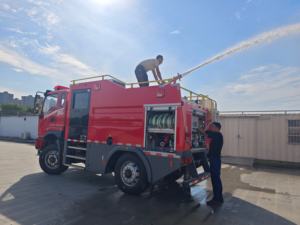 Nuova condizione 4x4 3 tonnellate Diesel cisterna con 3001-5000L capacità del serbatoio può salire pendenze per la costruzione e il trasporto - Product Image 5