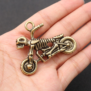 Llavero Colgante de Latón con Forma de Motocicleta, Accesorio Metálico Hecho a Mano - Product Image 4