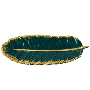 Assiettes de rangement en céramique de luxe nordique, en forme de feuille de plume, plateau de rangement décoratif, plat de service à dîner avec bordure dorée, assiettes de fruits pour Sushi, 1 pièce