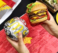 Papier sulfurisé alvéolé personnalisé en PE, résistant à l'humidité, pour emballage alimentaire, sandwichs, burgers, shawarmas et snacks