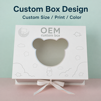 Boîte cadeau rigide personnalisée en papier avec fenêtre en forme d'ours et fermeture à ruban pour vêtements de bébé, jouets et emballages cadeaux pour enfants