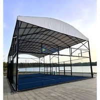 Système de terrain de padel couvert QJIN pour l'extérieur avec structure de toit commerciale, solution d'installation sportive et conception en verre de sécurité